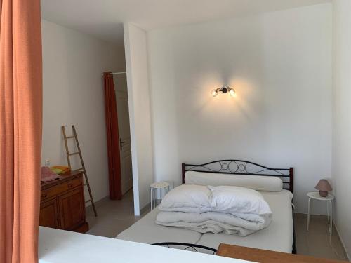 - une chambre avec un lit et 2 oreillers dans l'établissement Corse CERVIONE T2, à Cervione