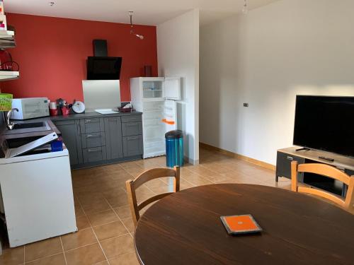 Il comprend une cuisine équipée d'une table et d'un réfrigérateur. dans l'établissement CASA Cervione - Corse T2, à Cervione