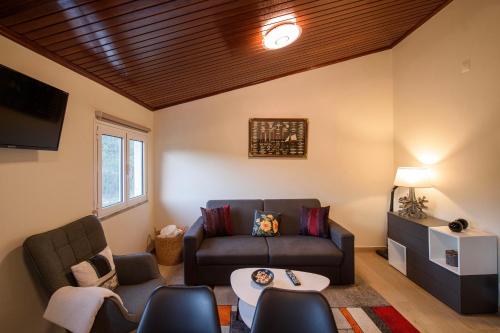 ein Wohnzimmer mit einem Sofa und einem Tisch in der Unterkunft CASA RIGOR in Rio Caldo
