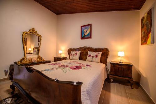 a bedroom with a bed with a mirror and lamps at CASA RIGOR in Rio Caldo