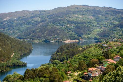 a view of a river with houses and mountains at CASA RIGOR in Rio Caldo