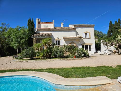 une maison avec une piscine devant dans l'établissement Maison au Paradou, à Paradou