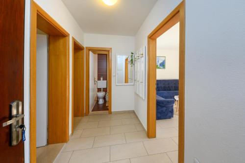 un pasillo con una puerta que conduce a un baño en Apartments Filipovic, en Makarska