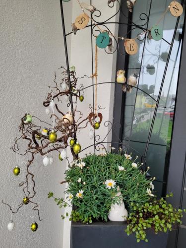 ein Blumentopf mit Blumen und Ornamenten darauf in der Unterkunft Luxury Appartement Marz, Europa Park- Rulantica in Mahlberg