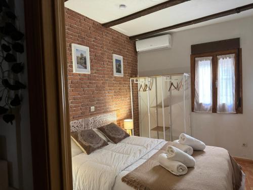 ein Schlafzimmer mit einem großen Bett mit Handtüchern darauf in der Unterkunft La Sal Home Toledo in Toledo