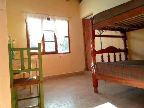 um quarto com 2 beliches e uma janela em El Mollecito Hostel em Humahuaca