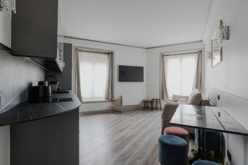 une cuisine et un salon avec un canapé et une table dans l'établissement Charming apartment - 1BR-4P - Arc de triomphe, à Paris