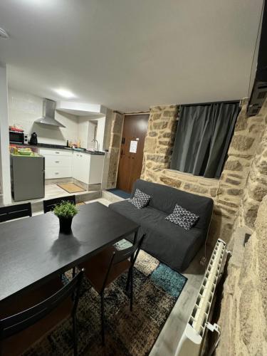 sala de estar con sofá y mesa en La casita de los Arribes, en Fermoselle