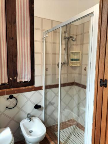 a bathroom with a shower and a toilet and a sink at La Piazzetta - Locazione turistica nel centro storico di Acquasparta in Acquasparta