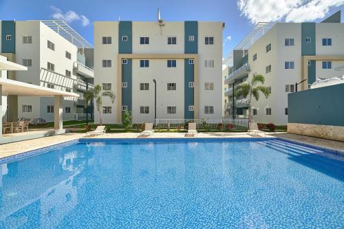 una piscina frente a dos edificios de apartamentos en Terraza del este apto en La Romana