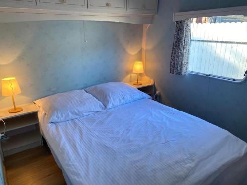 sypialnia z łóżkiem i dwoma lampami na dwóch stołach w obiekcie Holender Dębki w Dębkach