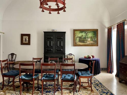jadalnia ze stołem i krzesłami w obiekcie Casa da Lagoa w mieście Évora