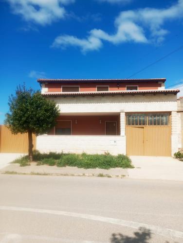 Το κτήριο όπου στεγάζεται  the country house