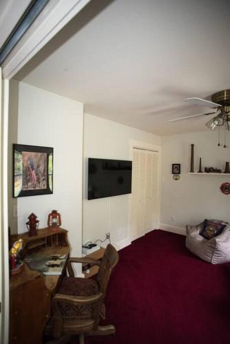 Μια τηλεόραση ή/και κέντρο ψυχαγωγίας στο Yosemite Firehouse Inn