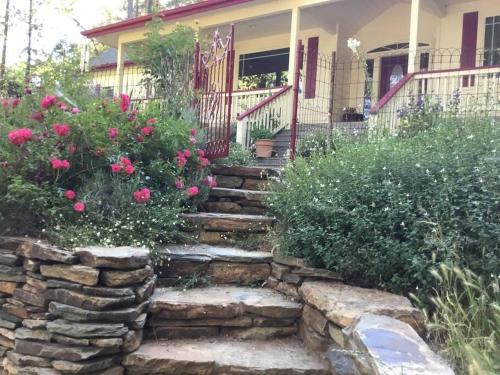 Κήπος έξω από το Yosemite Firehouse Inn