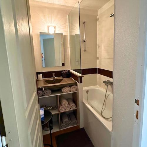 une salle de bain avec une baignoire et un lavabo et une baignoire dans l'établissement Villa Francia Cannes, à Cannes