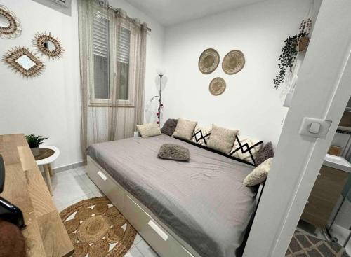a bedroom with a bed in a room at Cosy Studio *Vieux-Port* in Marseille