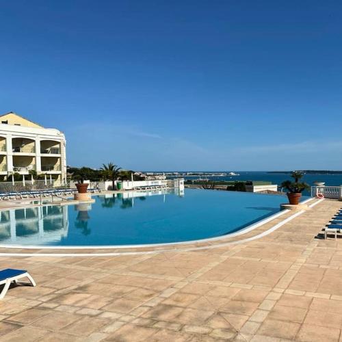 une grande piscine avec vue sur l'océan dans l'établissement Villa Francia Cannes, à Cannes
