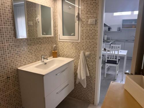 ein Bad mit einem Waschbecken und einem Spiegel in der Unterkunft MAR Y SOL in Maspalomas