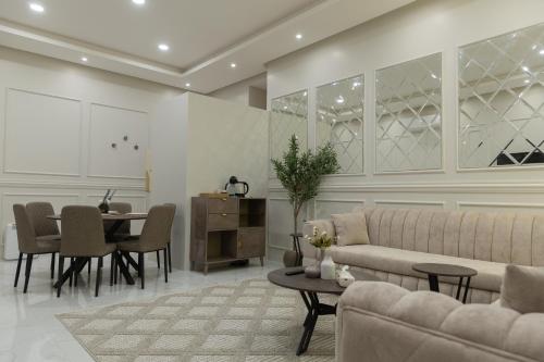a living room with a couch and a table at شقة مودرن مقابلة البوليفارد in Riyadh