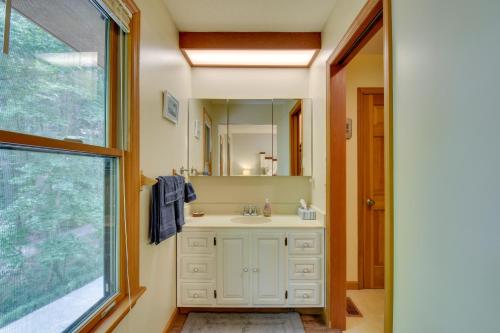 W łazience znajduje się umywalka i lustro. w obiekcie Cozy Blairsville Cabin 2 Mi to Vogel State Park! w mieście Blairsville