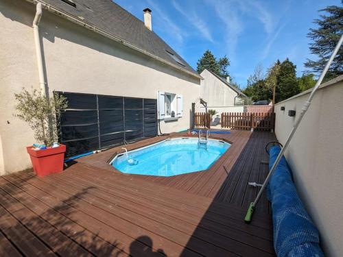 une terrasse avec une piscine dans une maison dans l'établissement Maison familiale en Touraine, à Saché