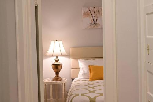 um quarto com uma cama com um candeeiro sobre uma mesa em Quiet UW cottage by Ravenna park-Perfect location em Seattle