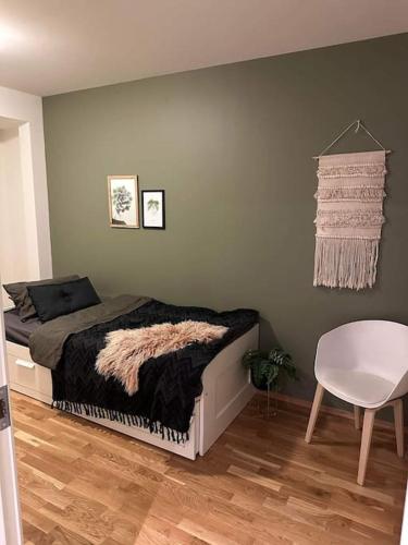 - une chambre avec un lit, une table et une chaise dans l'établissement Hybel nær flyplass og kort vei til sentrum, à Tromsø