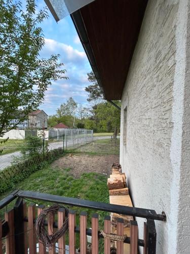 un balcon d'une maison avec vue sur un champ dans l'établissement Am Fulda-Ufer, à Cassel