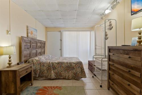 1 dormitorio con 1 cama y vestidor en 404 E Denver Ave, Unit 403, en Wildwood Crest
