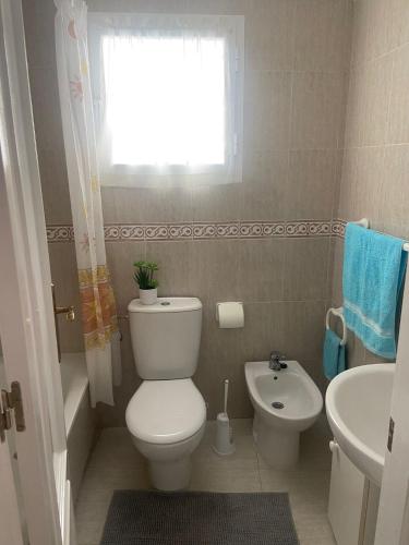 a small bathroom with a toilet and a sink at Ferienwohnung Torrevieja España in Torrevieja
