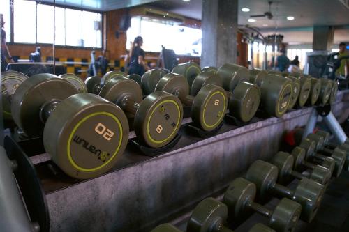 a row of dumbbells lined up in a gym at Hotel Catalinas Tucuman in San Miguel de Tucumán
