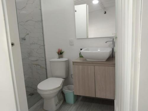 ein Bad mit einem WC und einem Waschbecken in der Unterkunft Hotel Pallara Campestre in Ricaurte