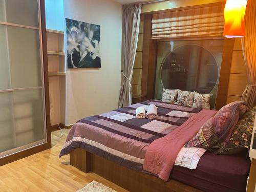 1 dormitorio con 1 cama grande en una habitación en Parkview KLCC ITSKAYA 11 en Kuala Lumpur