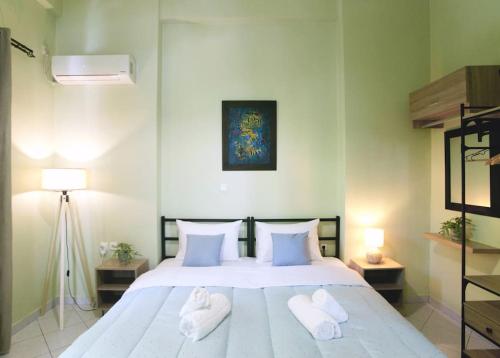 sypialnia z łóżkiem z dwoma łabędziami w obiekcie The Green House With Υard w Pireusie