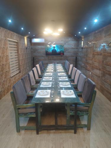 Avrasya Hotel في باكو: قاعة اجتماعات كبيرة مع طاولة وكراسي طويلة