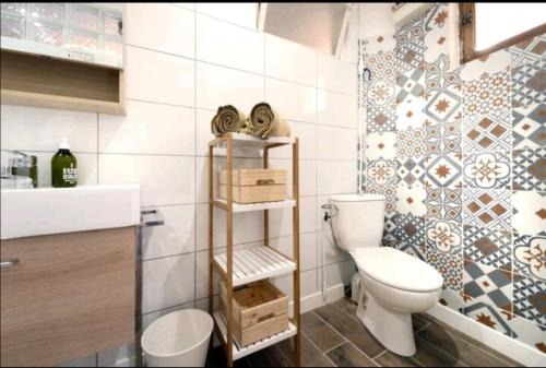 une salle de bain avec toilettes et lavabo dans l'établissement studio idéalement placé, calanques et centre ville, à La Ciotat