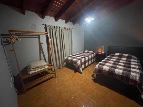 En eller flere senge i et værelse på Departamentos PRANA C con COCHERA