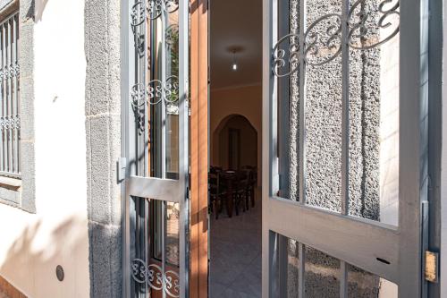 an open door to a dining room with a table at Grace's House in Acireale