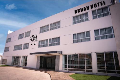 タクナにあるBruan Hotelのホテル名白い建物