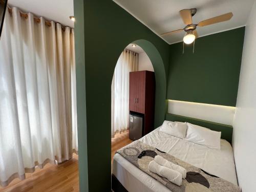 Habitación verde con cama y pared verde en Gamora Hotel Playa, en Los Órganos