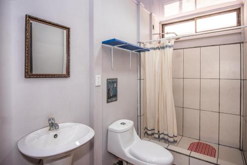 La salle de bains est pourvue d'un lavabo, de toilettes et d'un miroir. dans l'établissement Casa, 3 dormitorios, piscina, rancho, cocina, minibar, pingpong, 9 personas, à Capulín