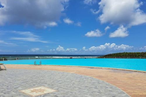 vistas a una piscina de agua azul en Parenthèse Créole en Saint-François