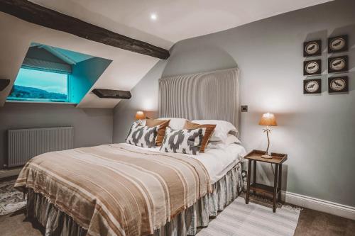 Een bed of bedden in een kamer bij The Hare & Hounds Inn