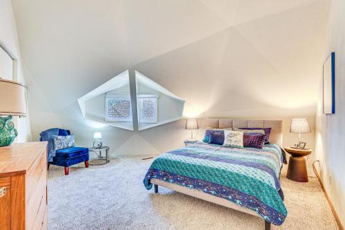 een slaapkamer met een bed in een kamer met een zolder bij Geodesic Dome House 18 Acres on Baraboo River! in Baraboo