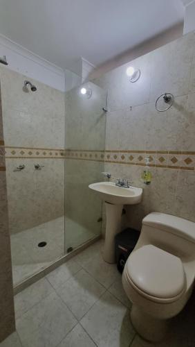A bathroom at Casa Hotel San Rafael Armenia piso 1