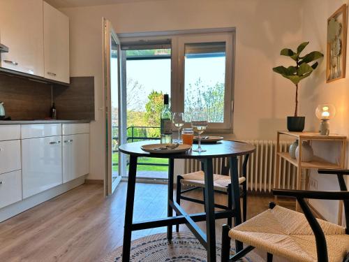 Essen的住宿－Garten-Blick-Baldeneysee，厨房配有带酒杯的桌子