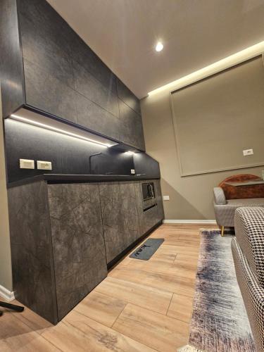 Kuchyň nebo kuchyňský kout v ubytování Tirana Apartment 5 Stars