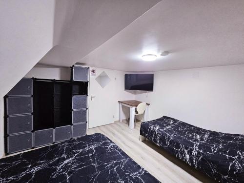 um quarto com uma cama e uma televisão em Shared house WG Monteurzimmer Leonberg em Leonberg