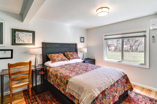 Vuode tai vuoteita majoituspaikassa Downtown Ouray Apt with River and Mountain Views!
